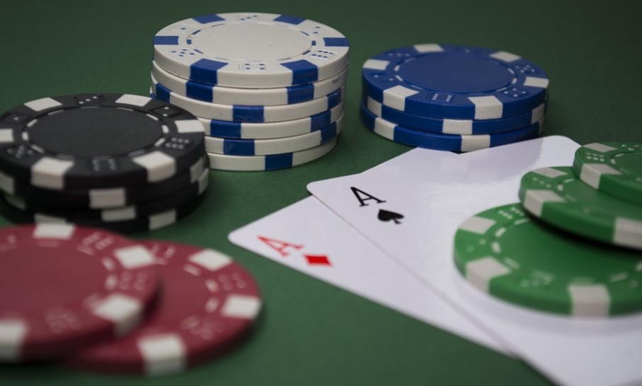Jetoane și cărți pentru jocul de blackjack